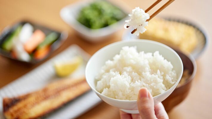 日本の朝食を食べる女性