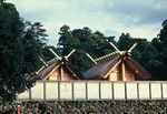 伊勢神宮。内宮御正殿を西側から。©神社本庁