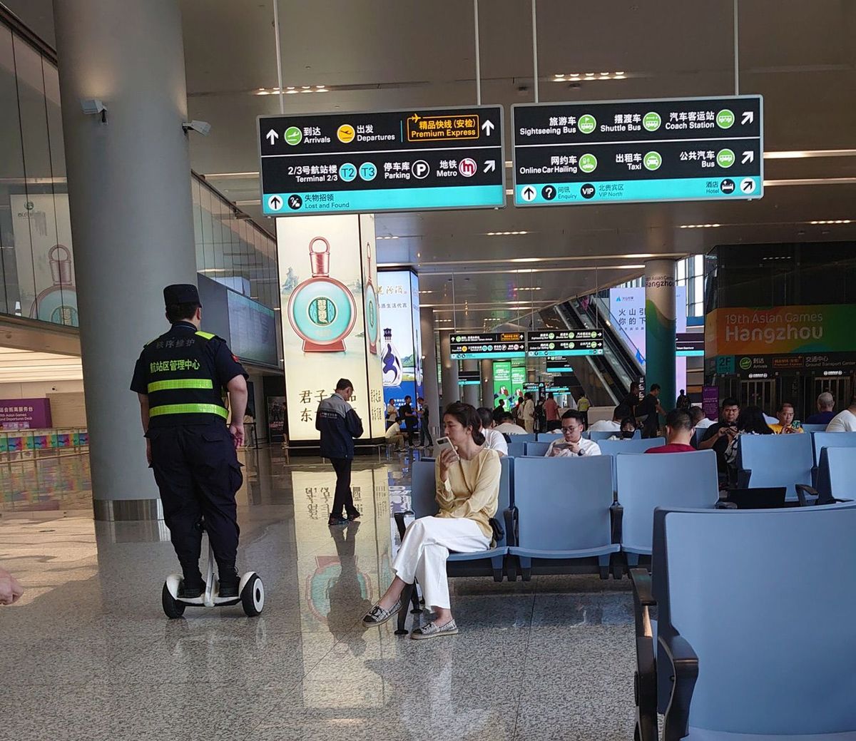 中国の空港ではスタッフや警備員もパーソナルトランスポーターを使用している