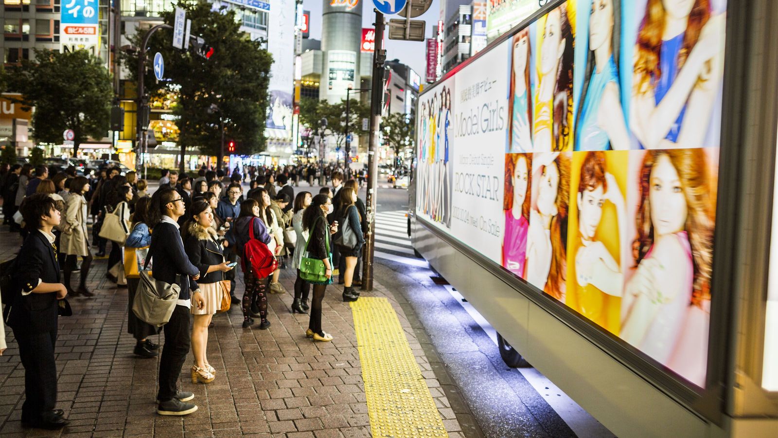 風俗求人の広告トラックが新宿三丁目の交差点に入るタイミングに細心の注意を払うワケ 実は緻密に計算された｢展示｣だった