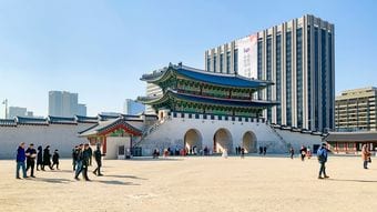 BTSカムバック公演で光化門に26万人､ソウル中心部の交通を遮断――｢式場に入れない｣新婦の訴えに警察が異例対応