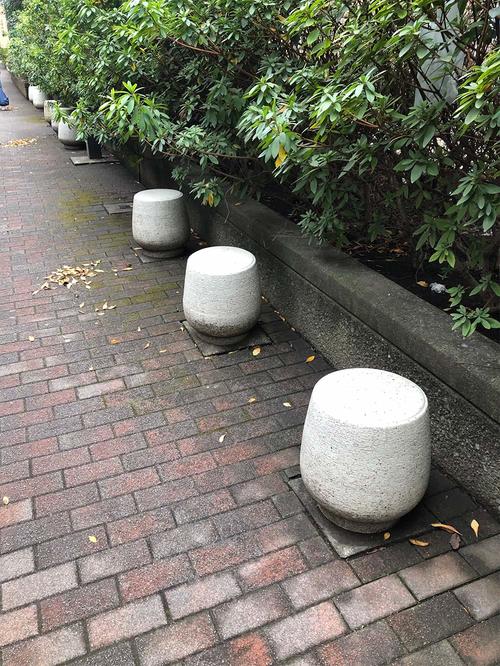 【画像3】円形のスツール・タイプのベンチ