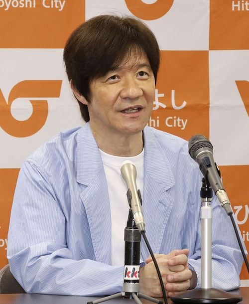 自身が監督を務めた映画『夏空ダンス』について説明する内村光良さん=2023年6月14日、熊本県人吉市