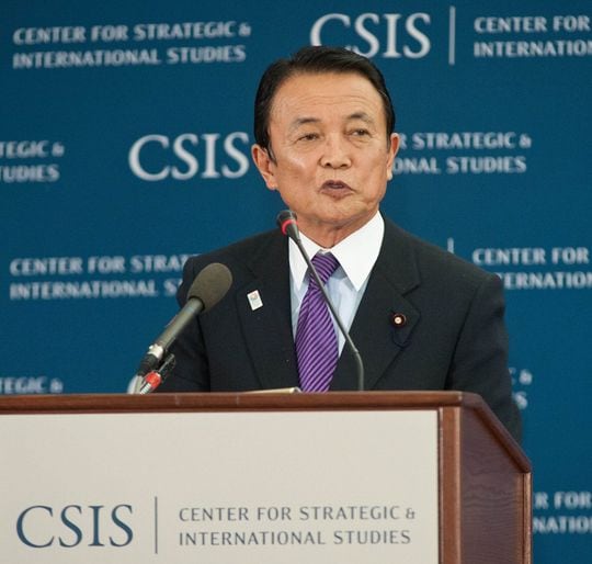 講演する麻生太郎副総理兼財務・金融相（当時）