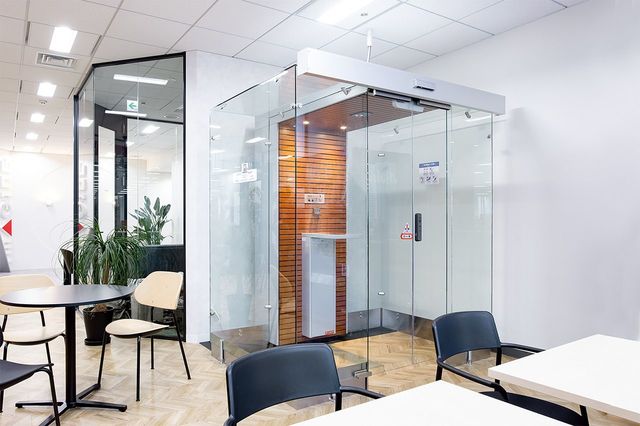 4人程度が同時に利用できる分煙ブース。省スペースな点も評価されている。