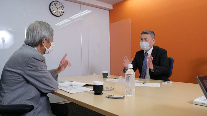 ジャーナリストの田原総一朗さん（左）と京都大学大学院の藤井聡教授（右）