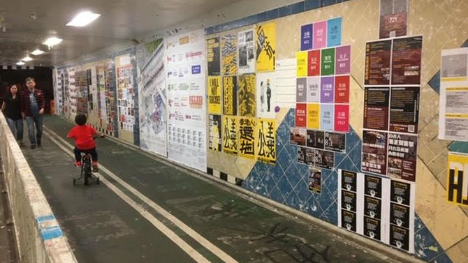 香港の地下通路の様子。活動家らが、郊外の住宅地につながる通路に張り紙をして主張を述べている