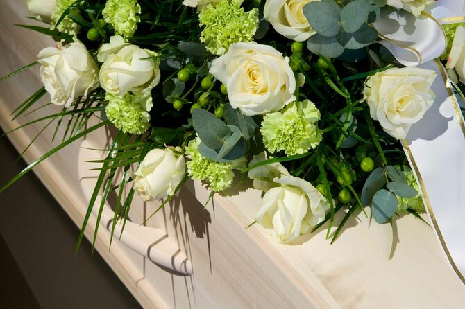 花が飾り付けられた棺