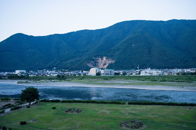 夜が更ける前の上山田温泉街から、千曲川を望む。