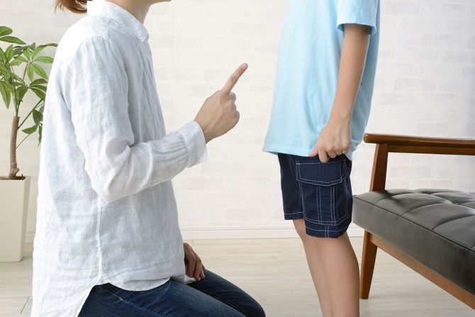 母は居間で息子を叱る
