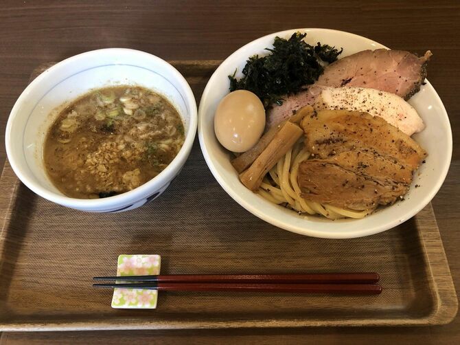 行列が絶えない「さなだ」の人気メニュー「特製つけめん(1650円)」