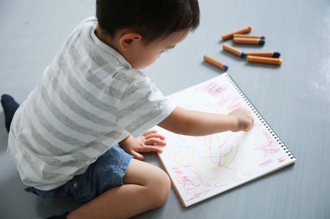 お絵描きをしている子供