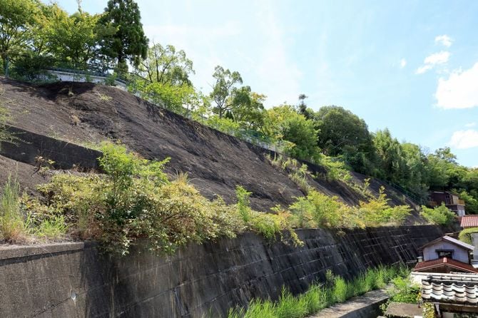 三木城の北側の断崖絶壁