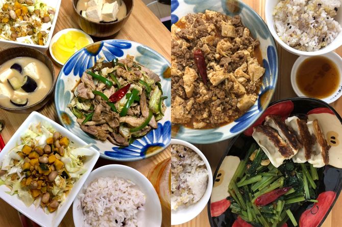 （左）回鍋肉とナス豆腐味噌汁と無限キャベツ。キャベツ三昧なこのメニューは彼女からのリクエストです。（右）今の彼女の好みに合わせ、辛くない甘口麻婆豆腐です。お互いにとって居心地の良い関係を二人で模索しています。