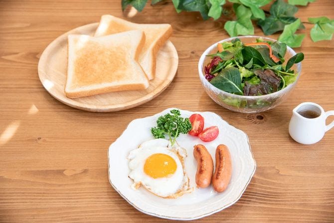 目玉焼きとソーセージ、トーストの朝セット