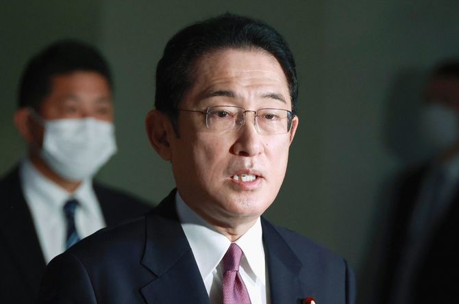 記者団の取材に応じる岸田文雄首相＝2022年3月9日、首相官邸