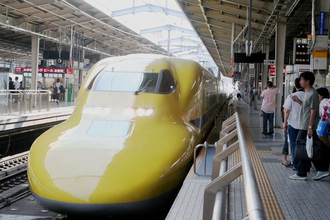 新大阪駅に到着したドクターイエロー どこからともなく人々が集まり撮影会が始まった(2006年8月7日)