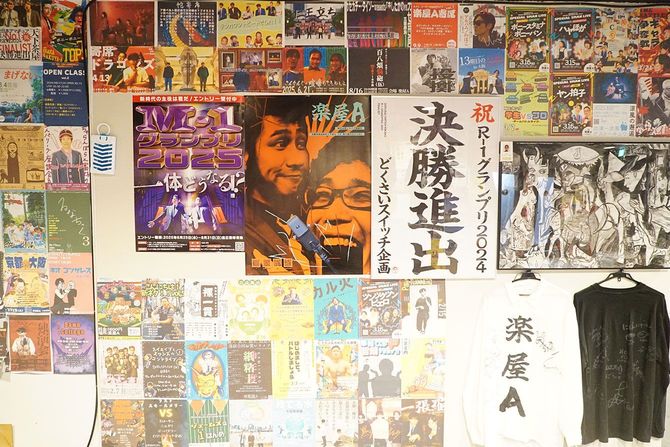 楽屋Aに貼られた芸人のポスター