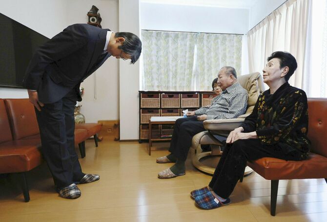 袴田巌さんと姉ひで子さんに謝罪する静岡地検の山田英夫検事正(左)=2024年11月27日午前、浜松市(代表撮影)