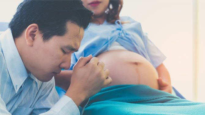 妻の妊娠、出産を心配する男性