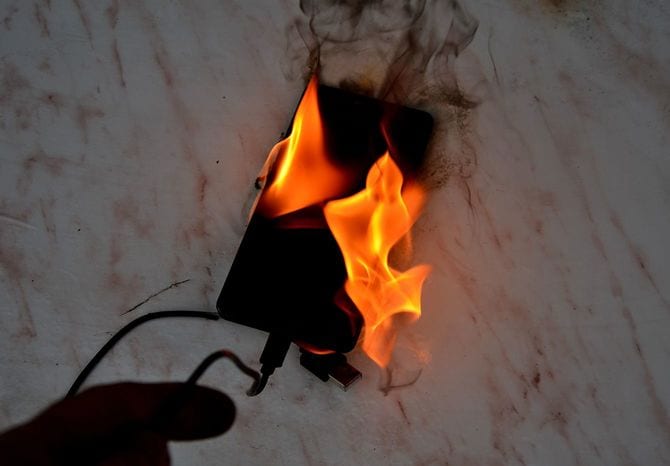 燃えているスマホ