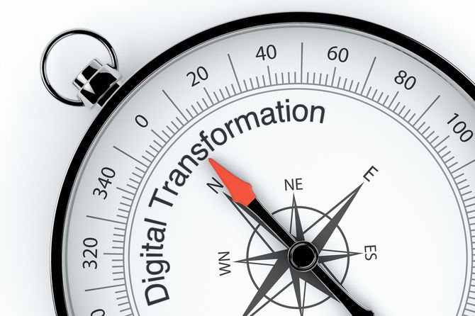 デジタルトランスフォーメーションを指すコンパスの矢印