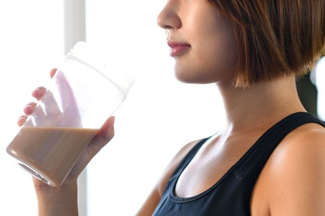 プロテインを飲む女性