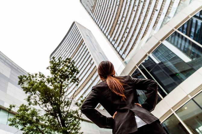 オフィス街に立つ女性