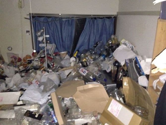 床から1メートル以上積み上げられ、「地層」のようになったゴミの山。