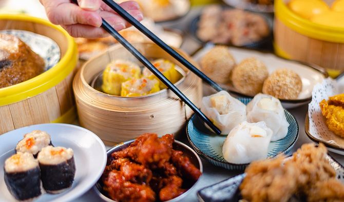 箸で料理をつまむ人の手元