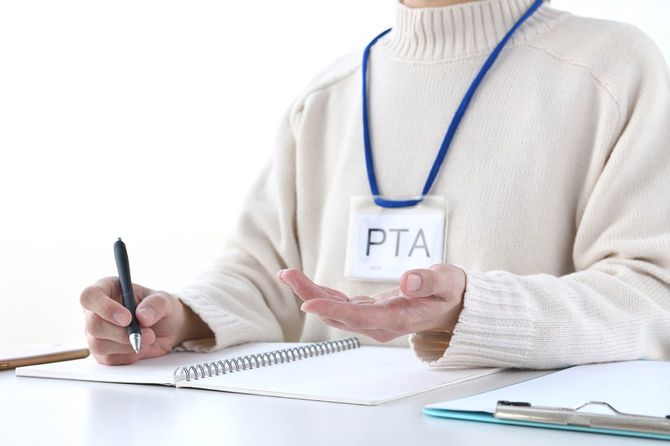 PTAの会議でメモを取る人