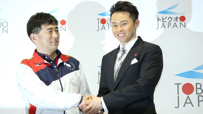 現役引退を決め、記者会見後に平井伯昌コーチ(左)と握手する競泳男子平泳ぎの北島康介(日本コカ・コーラ)=2016年4月10日、東京辰巳国際水泳場