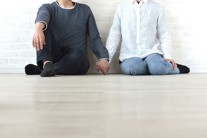 手をつないでいる人