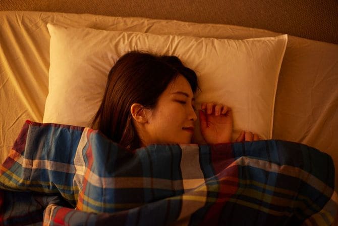 寝室で眠る女性
