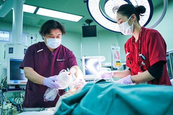 処置に当たる上田敬博医師