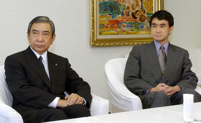 2002年8月7日、自民党脳死・生命倫理及び臓器移植調査会の宮崎秀樹会長に臓器移植問題で申し入れに訪れた河野洋平元外相(左)と同氏の長男の河野太郎議員。同元外相は、重症の肝硬変のため、太郎氏から肝臓の一部を提供されて生体肝移植手術を受けた