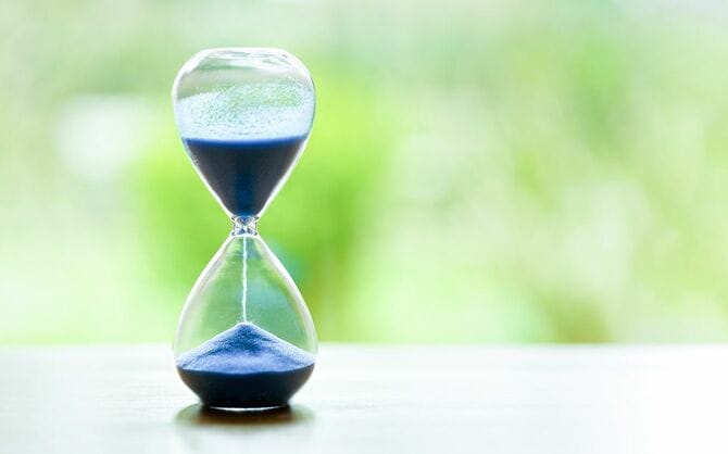 緑のぼやけた背景と砂時計