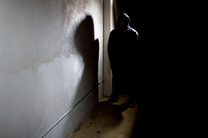 暗い通路に立つストーカー