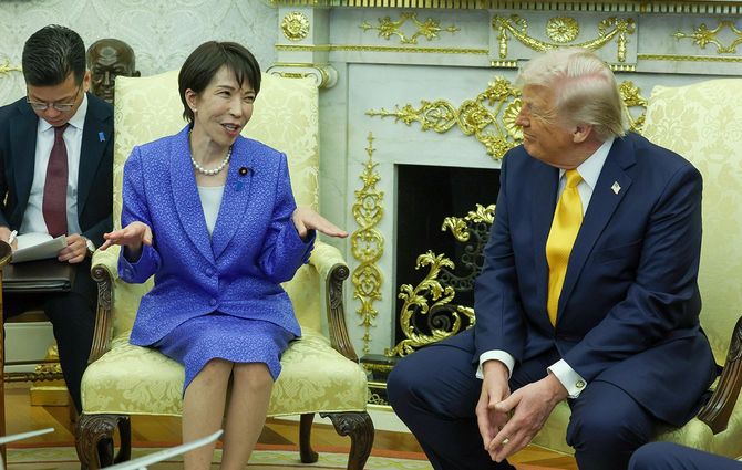 ホワイトハウスでドナルド・トランプ米大統領（右）と会談する高市早苗首相＝2026年3月19日、アメリカ・ワシントン