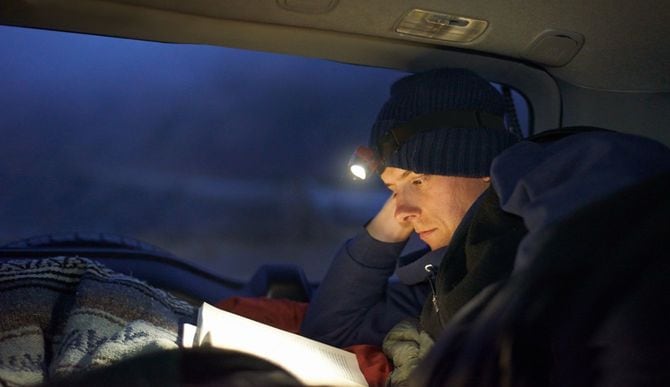 旅行中に本を読んでいる男