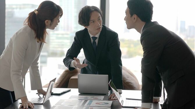 オフィスで働くアジアのビジネスグループ