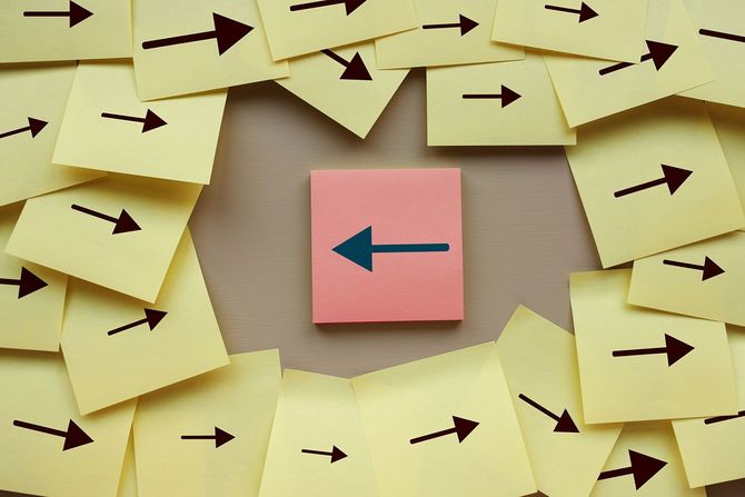 矢印が描かれたたくさんの紙