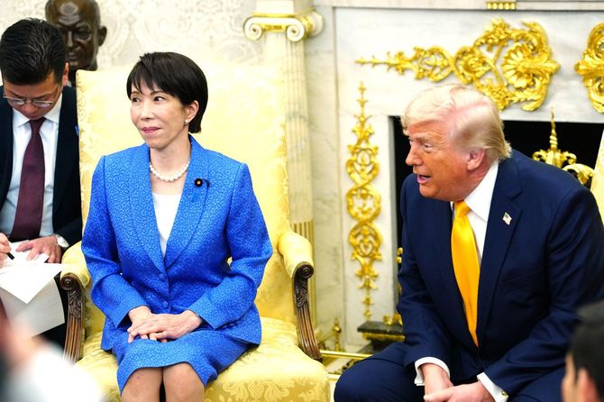 2026年3月19日、米国ワシントンD.C.のホワイトハウス大統領執務室で、日本の高市早苗首相と会談したドナルド・トランプ米大統領が、報道陣に話しかけている。