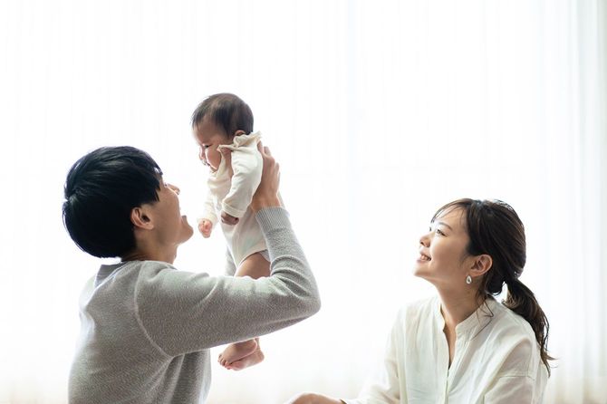 赤ちゃんを抱っこするお母さんとお父さん