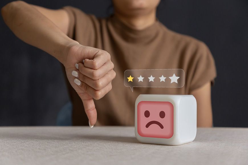 親指を下に向け、否定を表現する人