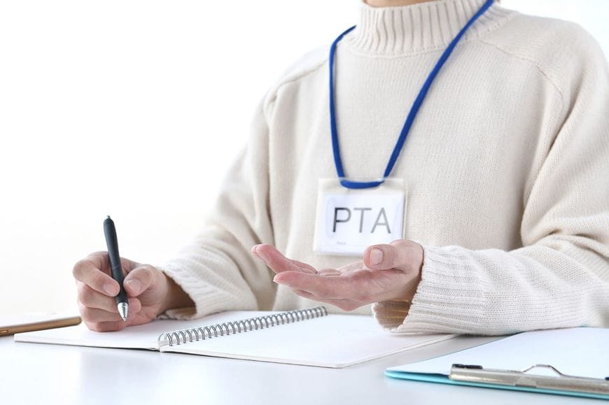 PTAの会議でメモを取る人