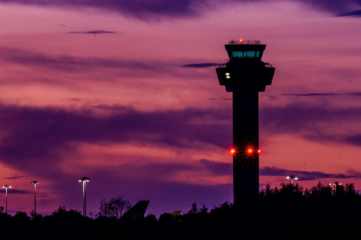 夕暮れ時の空港管制塔