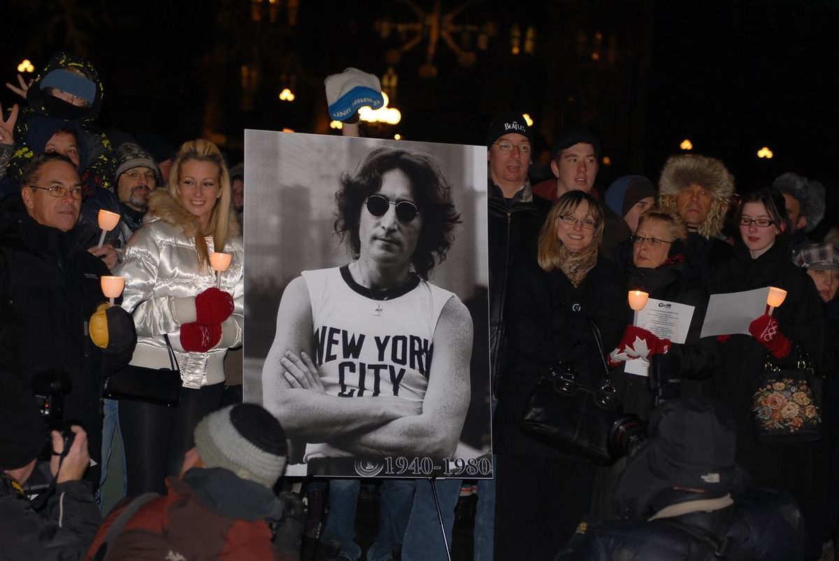 2010年12月8日、ジョン・レノン暗殺から30年目、カナダ・オタワで平和を願うファンたちが集った