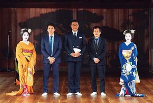 2019年10月に開催された京都国際映画祭の映画祭プロデューサーとして、オープニングセレモニーで西本願寺南能舞台に立つ奥山氏（右から2人目）。さまざまな形で、日本映画界の底上げに尽力を続ける。