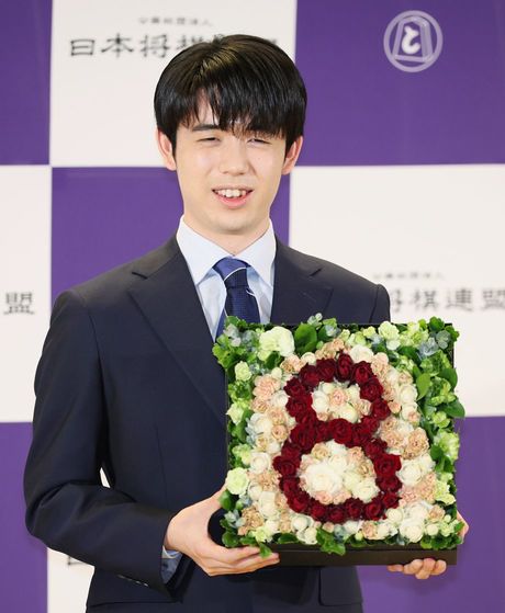 バラで「8」を表現したフラワーボックスを手にする藤井聡太八冠